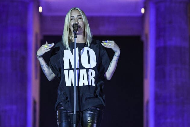 20.03.2022, xlakx, Entertainment Demo, Sound of Peace - Friedenskundgebung für die Ukraine emspor, v.l.Sarah Connor bei der Kundgebung und dem Friedenskonzert Sound Of Peace gegen den Krieg in der Ukraine am Brandenburger Tor Berlin
