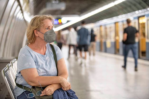 Münchnerin trägt Maske im U-Bahnhof, Maskenpflicht in der Münchner U-Bahn, München, 1. August 2022 DEU, Deutschland, München, 01.08.2022, ältere Frau trägt FFP2-Maske im U-Bahnhof, Maskenpflicht in der Münchner U-Bahn, Coronaschutzmassnahmen im ÖPNV, Öffentliche Verkehrsmittel des MVG, Infektionsschutz, Mundschutzmaske, Masken, Coronavirus, Symbol, symbolisch, Symbolik, Corona, Coronakrise, Coronavirus, COVID-19, Pandemie, August 2022, Bayern