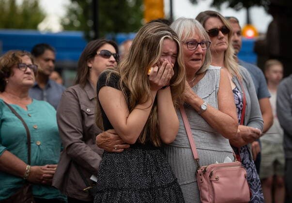 News Bilder des Tages August 3, 2022, LANGLEY, BC, CANADA: Steven Furness daughter Lilee, 14, is comforted by her grandmother Lorraine Furness, right, as she cries during a vigil for her father and Paul Wynn, who were killed by a gunman during a series of attacks on homeless people last month, in Langley, B.C., on Wednesday, August 3, 2022. The suspect believed to be responsible for the shooting of four people, including the two fatalities, was shot and killed by the RCMP. LANGLEY CANADA - ZUMAc35_ 20220803_zaf_c35_074 Copyright: xDarrylxDyckx