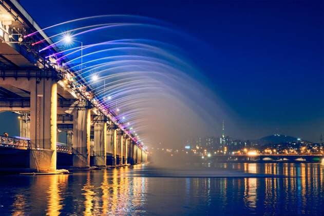 Banpo Bridge Rainbow Fountain illuminated at night, Seoul, South Korea, SEOUL, SOUTH KOREA - APRIL 7, 2017: Banpo Bridge Rainbow Fountain tourist landmark on Han river illuminated at night, Seoul, South Korea, SEOUL, SOUTH KOREA - APRIL 7, 2017: Banpo Bridge Rainbow Fountain tourist landmark on Han river illuminated at night, Seoul, South Korea, 26.05.2020, Copyright: xf9photosx Panthermedia28472748.jpg