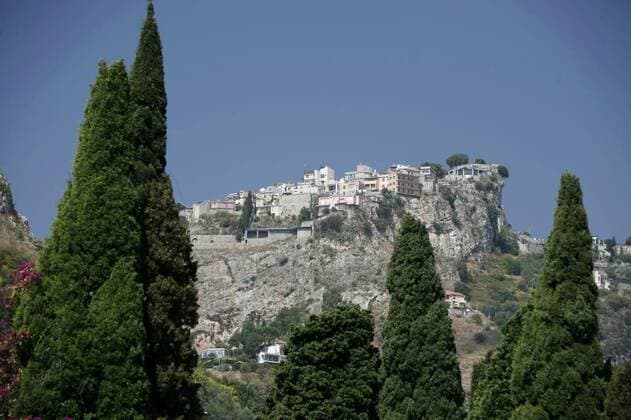 ITALY SICILY TAORMINA CASTELMOLA, the village of Castelmola near the Town of Taormina in the province of Sicily in Italy. Italy, Sicily, October, 2014, the village of Castelmola near the Town of Taormina in the province of Sicily in Italy. Italy, Sicily, October, 2014, 19.02.2021, Copyright: xAMNATx Panthermedia29632103.jpg