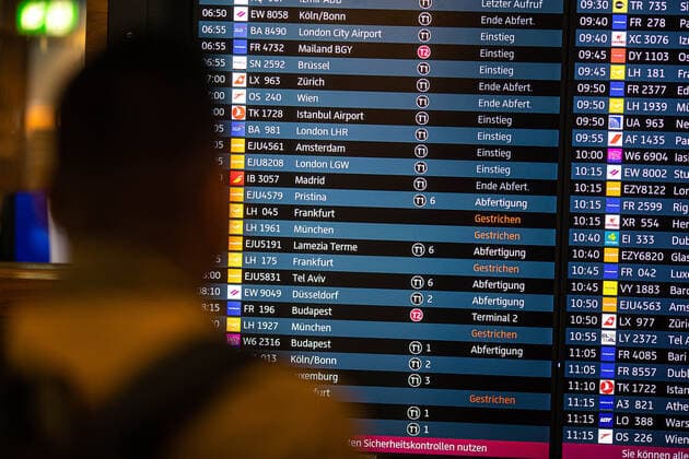 Eine Anzeigetafel am Flughafen Berlin Brandenburg am Morgen des 02. September 2022. Die Piloten der Fluggesellschaft Lufthansa streiken und innerdeutsche Flüge fallen aus. Flughafen Berlin Brandenburg