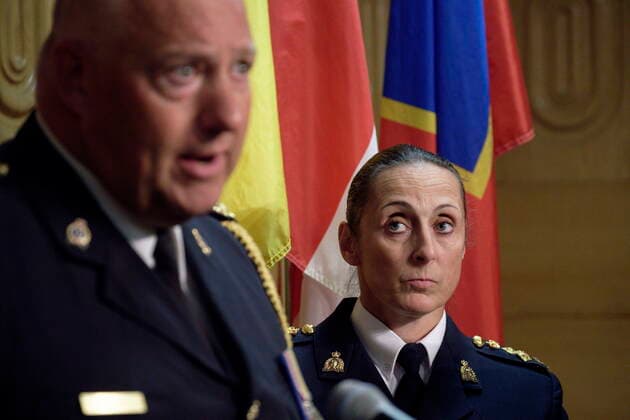 Kanada, zehn Tote bei Messerangriffen, Pressekonferenz der Polizei in Saskatchewan September 4, 2022, Regina, Saskatchewan, Canada: Assistant Commissioner Rhonda Blackmore, right, looks on while Regina Police Chief, left, speaks during a press conference at RCMP F Division Headquarters in Regina on Sunday, Sept. 4, 2022. Damien Sanderson and Myles Sanderson allegedly stabbed and killed 10 people between James Smith Cree Nation and Weldon, Sask. on Sunday morning, and the pair are presently at large. Regina Canada - ZUMAc35_ 20220904_zaf_c35_045 Copyright: xMichaelxBellx