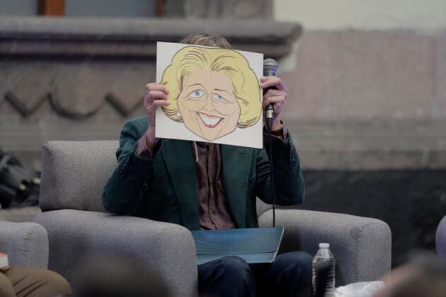 Jarvis Cocker präsentiert Buch in Mexiko Jarvis Cocker Presents Book In Mexico Jarvis Cocker, frontman of the iconic alternative band Pulp, holds a caricature of Margaret Thatcher, Prime Minister of the United Kingdom, during the presentation of his new book Good Pop, Bad Pop , at the Museum of Mexico City, which recounts through the memories of the British musician, while making an inventory of everything he has collected throughout his life, among old clothes, cassettes, a watch, broken glasses, and other objects, which narrates the key memories that the objects trigger or inspire him. Mexico City Mexico City Mexico Copyright: xGerardoxVieyrax originalFilename: vieyra-notitle220904_npMXp.jpg