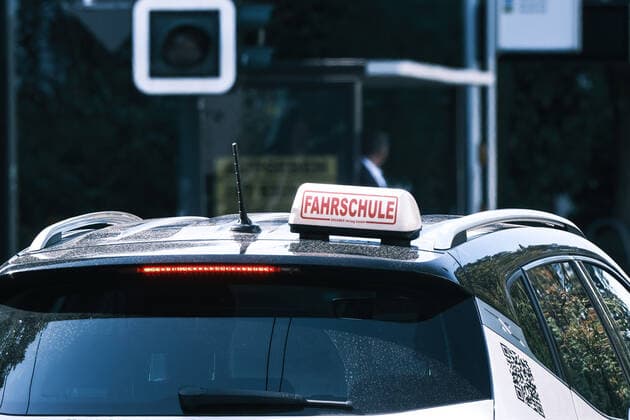 Düsseldorf 06.09.2022 Fahrschule Schriftzug Führerschein Führerscheinentzug Punkte Punkteabbau Fahrlehrer Fahrschüler Führerscheintest Führerscheinprüfung Düsseldorf Nordrhein-Westfalen Deutschland