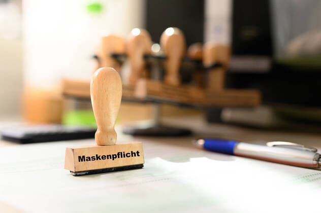 Stock- und Symbolbilder I 08.09.2022 Thema: Maskenpflicht, Maske, Masken, KN95, KN 95, FFP2, FFP 2, KN 95, Pflege, Pflegeeinrichtung, Pflegeeinrichtungen, einrichtungen, Zug, Züge, Bahn, Deutsche Bahn, S-Bahn, Praxis, Praxen, Maske, Maskenpflicht, Maskenflicht, Maskenpfflicht Hamburg Neugraben Hamburg Deutschland Copyright: xLobeca FelixxSchlikisx