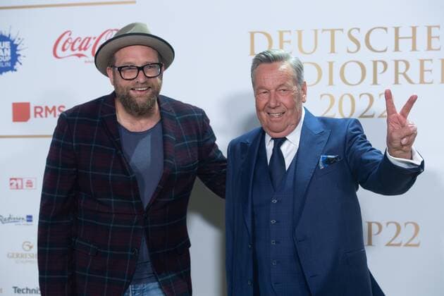 Gregor MEYLE, Saenger, Musiker, Roland KAISER, Musiker, Saenger, Roter Teppich, Red Carpet Show, Ankunft, arrival, Verleihung des Deutschen Radiopreises 2022 in Hamburg am 08.09.2022,