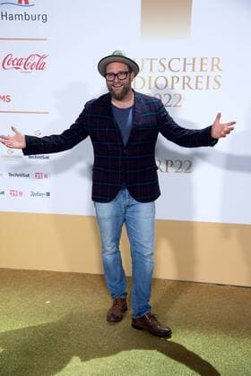 Gregor MEYLE, Saenger, Musiker, Roland KAISER, Musiker, Saenger, Roter Teppich, Red Carpet Show, Ankunft, arrival, Verleihung des Deutschen Radiopreises 2022 in Hamburg am 08.09.2022,
