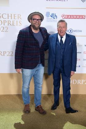 Gregor MEYLE, Saenger, Musiker, Roland KAISER, Musiker, Saenger, Roter Teppich, Red Carpet Show, Ankunft, arrival, Verleihung des Deutschen Radiopreises 2022 in Hamburg am 08.09.2022,