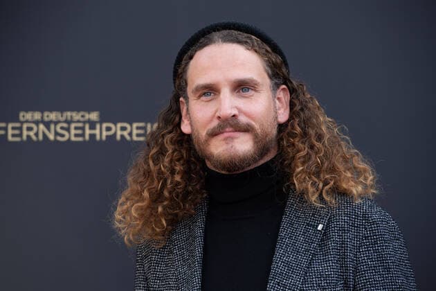 Bode BRODMUELLER, BNrodmüller, Ausstattung, Roter Teppich, Red Carpet Show, Ankunft, arrival, Verleihung des Deutschen Fernsehpreises, Die Nacht der Kreativen - Der Deutsche Fernsehpreis 2022, Deutscher Fernsehpreis 2022 in Koeln, am 13.09.2022.