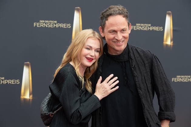 Inga HUMPE, Musikerin, Tommi ECKART, Musiker, Band ZWEIRAUMWOHNUNG, Roter Teppich, Red Carpet Show, Ankunft, arrival, Verleihung des Deutschen Fernsehpreises, Die Nacht der Kreativen - Der Deutsche Fernsehpreis 2022, Deutscher Fernsehpreis 2022 in Koeln, am 13.09.2022.