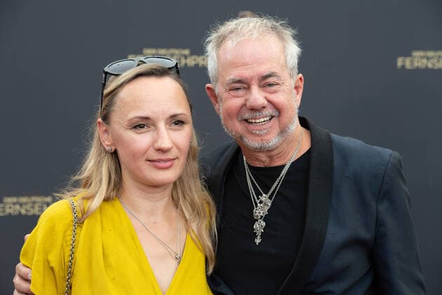 Helmut ZERLETT, Musiker, und seine Frau Natalia ZERLETT, Roter Teppich, Red Carpet Show, Ankunft, arrival, Verleihung des Deutschen Fernsehpreises, Die Nacht der Kreativen - Der Deutsche Fernsehpreis 2022, Deutscher Fernsehpreis 2022 in Koeln, am 13.09.2022.