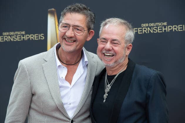 v.l. Robert MATT, Musiker, Helmut ZERLETT, Musiker, Roter Teppich, Red Carpet Show, Ankunft, arrival, Verleihung des Deutschen Fernsehpreises, Die Nacht der Kreativen - Der Deutsche Fernsehpreis 2022, Deutscher Fernsehpreis 2022 in Koeln, am 13.09.2022.