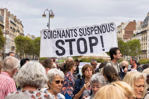 Paris, France September 13, 2022 - Gathering in support of Professor Christian Perronne who was summoned by the disciplinary chamber of the order of doctors concerning polemical positions taken during the health crisis COVID-19. He has notably relayed anti-vaccine and conspiracy theories and also declared that ivermectin or hydroxychloroquine have a proven efficacy against COVID-19 contrary to what the scientific community has demonstrated MANIFESTATION, ANTIVAX, ANTI VACCIN, COVID19, CORONASCEPTIQUE, COMPLOTISTE, COMPLOTISME, MEDECINE, SOIGNANTS SUSPENDUS, ANTIVACCINS, Copyright: xVincentxIsorex