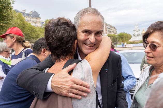 Paris, France September 13, 2022 - Gathering in support of Professor Christian Perronne who was summoned by the disciplinary chamber of the order of doctors concerning polemical positions taken during the health crisis COVID-19. He has notably relayed anti-vaccine and conspiracy theories and also declared that ivermectin or hydroxychloroquine have a proven efficacy against COVID-19 contrary to what the scientific community has demonstrated - Christian Perronne MANIFESTATION, ANTIVAX, ANTI VACCIN, COVID19, CORONASCEPTIQUE, COMPLOTISTE, COMPLOTISME, MEDECINE, SOIGNANTS SUSPENDUS, ANTIVACCINS, Copyright: xVincentxIsorex