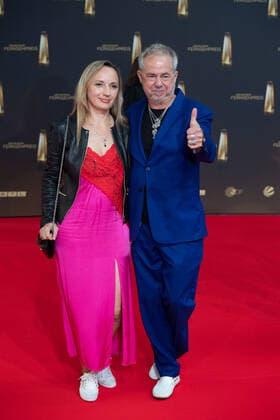 Helmut ZERLETT, Musiker, mit Ehefrau Natalia, Roter Teppich, Red Carpet Show, Ankunft, arrival, Verleihung des Deutschen Fernsehpreises, Der Deutsche Fernsehpreis 2022, Deutscher Fernsehpreis 2022 in Koeln, am 14.09.2022.
