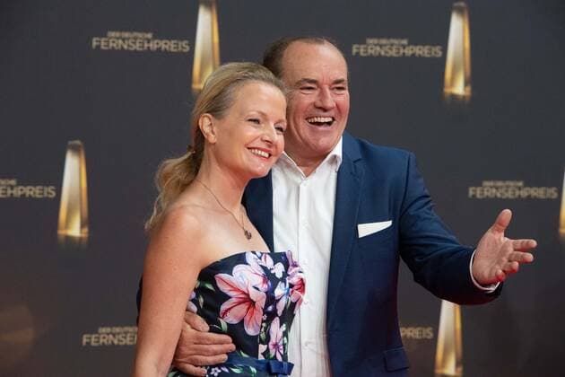 Wolfram KONS, Moderator, mit Ehefrau Alexa, Roter Teppich, Red Carpet Show, Ankunft, arrival, Verleihung des Deutschen Fernsehpreises, Der Deutsche Fernsehpreis 2022, Deutscher Fernsehpreis 2022 in Koeln, am 14.09.2022.