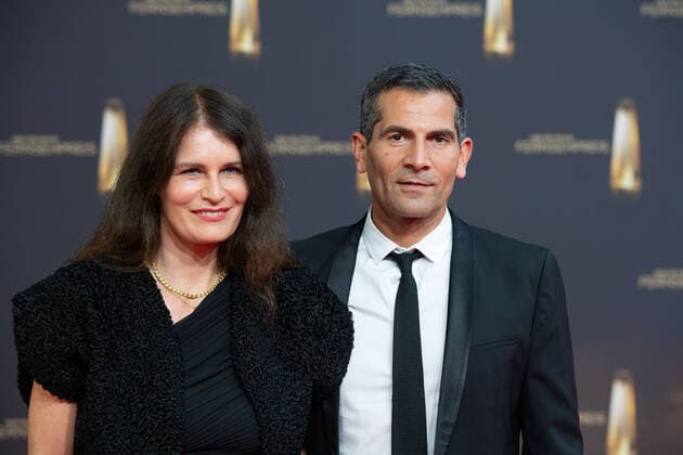 Mitri SIRIN, Moderator, mit Ehefrau Friederike, Roter Teppich, Red Carpet Show, Ankunft, arrival, Verleihung des Deutschen Fernsehpreises, Der Deutsche Fernsehpreis 2022, Deutscher Fernsehpreis 2022 in Koeln, am 14.09.2022.