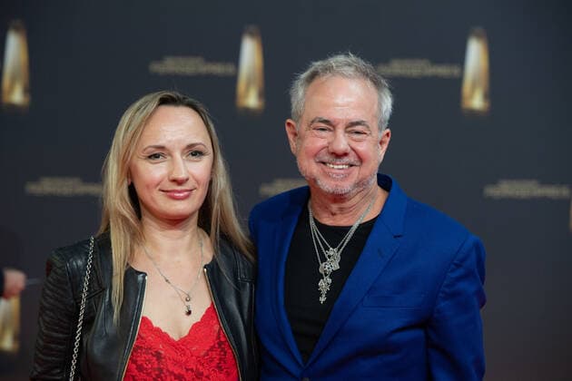 Helmut ZERLETT, Musiker, mit Ehefrau Natalia, Roter Teppich, Red Carpet Show, Ankunft, arrival, Verleihung des Deutschen Fernsehpreises, Der Deutsche Fernsehpreis 2022, Deutscher Fernsehpreis 2022 in Koeln, am 14.09.2022.