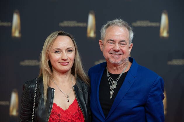 Helmut ZERLETT, Musiker, mit Ehefrau Natalia, Roter Teppich, Red Carpet Show, Ankunft, arrival, Verleihung des Deutschen Fernsehpreises, Der Deutsche Fernsehpreis 2022, Deutscher Fernsehpreis 2022 in Koeln, am 14.09.2022.