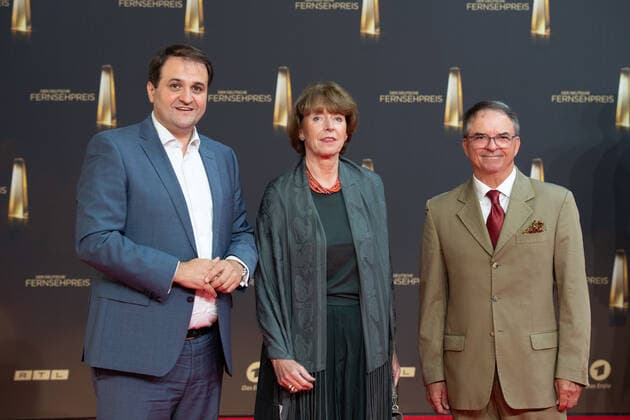 v.l. Nathanael LIMINSKI, CDU, Minister fuer Bundes- und Europaangelegenheiten, Internationales sowie Medien und Leiter der Staatskanzlei NRW, Henriette REKER, Oberbuergermeisterin von Koeln, Ehemann Perry SOMERS, Roter Teppich, Red Carpet Show, Ankunft, arrival, Verleihung des Deutschen Fernsehpreises, Der Deutsche Fernsehpreis 2022, Deutscher Fernsehpreis 2022 in Koeln, am 14.09.2022.