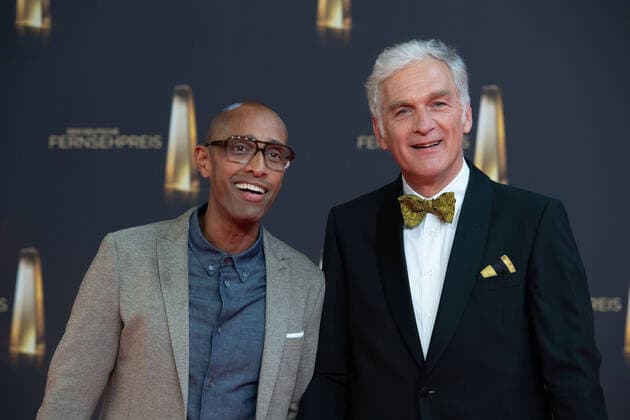 v.l. Amiaz HABRU, Moderator, Walter SITTLER, Schauspieler, Roter Teppich, Red Carpet Show, Ankunft, arrival, Verleihung des Deutschen Fernsehpreises, Der Deutsche Fernsehpreis 2022, Deutscher Fernsehpreis 2022 in Koeln, am 14.09.2022.