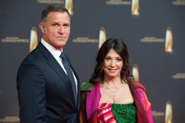 Iris BERBEN, Schauspielerin, und Partner Heiko KIESOW, Roter Teppich, Red Carpet Show, Ankunft, arrival, Verleihung des Deutschen Fernsehpreises, Der Deutsche Fernsehpreis 2022, Deutscher Fernsehpreis 2022 in Koeln, am 14.09.2022.