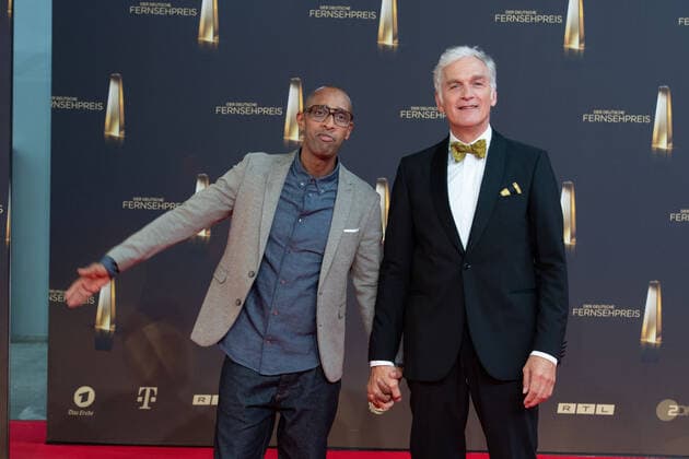 v.l. Amiaz HABRU, Moderator, Walter SITTLER, Schauspieler, Roter Teppich, Red Carpet Show, Ankunft, arrival, Verleihung des Deutschen Fernsehpreises, Der Deutsche Fernsehpreis 2022, Deutscher Fernsehpreis 2022 in Koeln, am 14.09.2022.