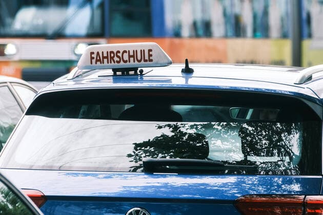 Düsseldorf 16.09.2022 Fahrschule Schriftzug Führerschein Führerscheinentzug Punkte Punkteabbau Fahrlehrer Fahrschüler Führerscheintest Führerscheinprüfung TÜV Düsseldorf Nordrhein-Westfalen Deutschland