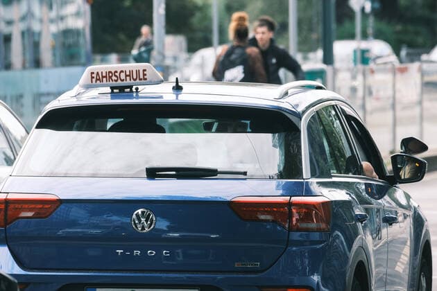 Düsseldorf 16.09.2022 Fahrschule Schriftzug Führerschein Führerscheinentzug Punkte Punkteabbau Fahrlehrer Fahrschüler Führerscheintest Führerscheinprüfung TÜV Düsseldorf Nordrhein-Westfalen Deutschland