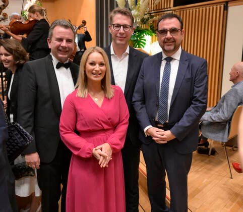 23.09.2022, Internationales Klassikfestival Festival der Nationen 2022 im Kurhaus Bad Wörishofen im Unterallgäu, Ankunft der Ehrengäste vor dem Eröffnungskonzert mit Emmanuel Tjeknavorian, Violine & Dirigent der Wiener Symphoniker. v.li: Stefan Welzel, Erster Bürgermeister Stadt Bad Wörishofen (li) und Markus Blume, MdL, Staatsminister für Wissenschaft und Kunst (Mitte), Bayerischer Gesundheitsminister Klaus Holetschek, Mitte: Janet, Ehefrau von Markus Blume. 23.09.2022, Klassikfestival Bad Wörishofen 23.09.2022, Klassikfestival Bad Wörishofen