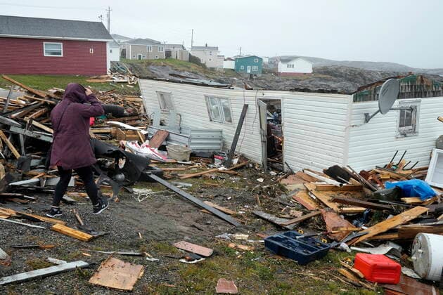 Kanada, Schäden durch Wirbelsturm Fiona September 26, 2022, Port aux Basques, NL, CANADA: A resident approaches the destroyed remains of a home in Port aux Basques, N.L., Monday, Sept.26, 2022. Across the Maritimes, eastern Quebec and in southwestern Newfoundland, the economic impact of hurricane Fiona™s wrath is still being tallied. Port aux Basques CANADA - ZUMAc35_ 20220926_zaf_c35_088 Copyright: xFrankxGunnx