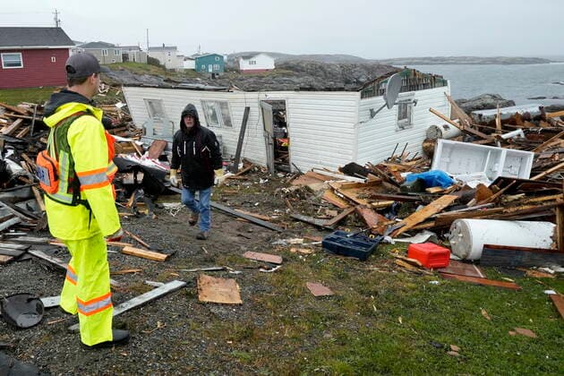 Kanada, Schäden durch Wirbelsturm Fiona September 26, 2022, Port aux Basques, NL, CANADA: A search and rescue worker and a resident are seen on the lawn in front of a destroyed home in Port aux Basques, N.L., Monday, Sept.26, 2022. Across the Maritimes, eastern Quebec and in southwestern Newfoundland, the economic impact of hurricane Fiona™s wrath is still being tallied. Port aux Basques CANADA - ZUMAc35_ 20220926_zaf_c35_090 Copyright: xFrankxGunnx