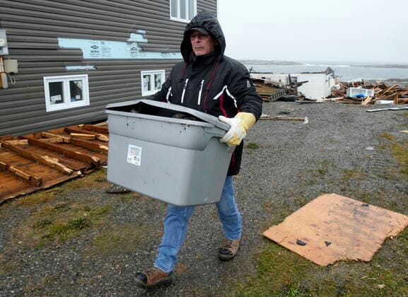 Kanada, Schäden durch Wirbelsturm Fiona September 26, 2022, Port aux Basques, NL, CANADA: A resident retrieves personal belongings from his family home in Port aux Basques, N.L., Monday, Sept.26, 2022. Across the Maritimes, eastern Quebec and in southwestern Newfoundland, the economic impact of hurricane Fiona™s wrath is still being tallied. Port aux Basques CANADA - ZUMAc35_ 20220926_zaf_c35_091 Copyright: xFrankxGunnx