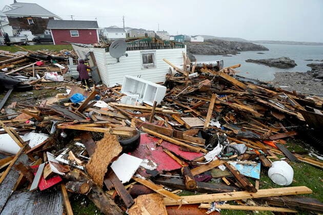 News Bilder des Tages Kanada, Schäden durch Wirbelsturm Fiona September 26, 2022, Port aux Basques, NL, CANADA: A resident and search and rescue worker examine the destroyed remains of a home in Port aux Basques, N.L., Monday, Sept.26, 2022. Across the Maritimes, eastern Quebec and in southwestern Newfoundland, the economic impact of hurricane Fiona™s wrath is still being tallied. Port aux Basques CANADA - ZUMAc35_ 20220926_zaf_c35_092 Copyright: xFrankxGunnx