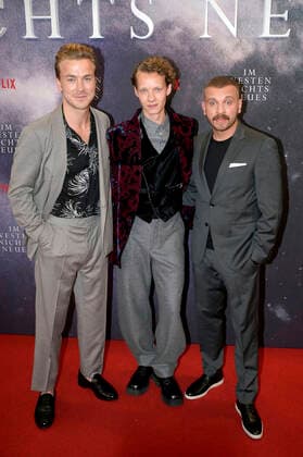Albrecht Schuch, Felix Kammerer und Edin Hasanovic bei der Premiere des Kinofilms Im Westen nichts Neues im Kino International. Berlin, 27.09.2022