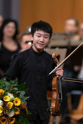 01.10.2022, Internationales Klassikfestival Festival der Nationen 2022 im Kurhaus Bad Wörishofen im Unterallgäu, Cellissimo! mit Mischa Maisky, Violoncello, Christian Li, Violine Verleihung des Prix Young Artis of the Year, Karel Mark Chichon, Dirigent, JanaÄek Philharmonic Orchestra 01.10.2022, Klassikfestival Bad Wörishofen 01.10.2022, Klassikfestival Bad Wörishofen