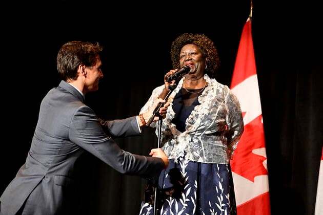 News Bilder des Tages October 5, 2022, Ottawa, ON, CAN: Prime Minister Justin Trudeau adjusts the microphone stand for Jean Augustine, who became the first Black female Member of Parliament in 1993 and the first Black woman in Cabinet in 2002, as she speaks after the premiere of Steadfast, a film about her life, at the National Gallery of Canada in Ottawa, on Wednesday, Oct. 5, 2022. Ottawa CAN - ZUMAc35_ 20221005_zaf_c35_053 Copyright: xJustinxTangx