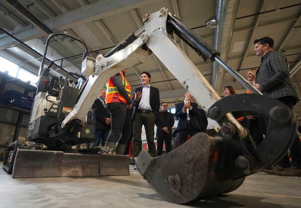 News Bilder des Tages October 13, 2022, GRIMSBY, ON, CANADA: Canadian Prime Minister Justin Trudeau, centre, meets with women apprentices as he tours the LiUNA! 837 Training Centre in Grimsby, Ont., Thursday, Oct. 13, 2022. GRIMSBY CANADA - ZUMAc35_ 20221013_zaf_c35_059 Copyright: xNathanxDenettex