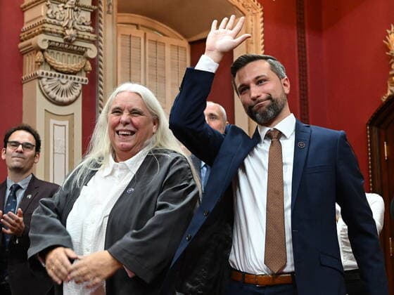 News Bilder des Tages October 19, 2022, QUEBEC, PQ, Canada: Quebec Solidaire Leader Gabriel Nadeau-Dubois, right, and Manon Masse, Wednesday, October 19, 2022 during a ceremony where he swore allegiance to the people of Quebec but refused to swear allegiance to King Charles III, at the Quebec legislature. Members of Quebec Solidaire will not be able to sit at the legislature until a decision from the government is rendered. THE CANADIAN PRESS QUEBEC Canada - ZUMAc35_ 20221019_zaf_c35_070 Copyright: xJacquesxBoissinotx