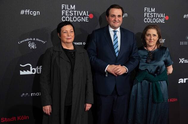 v.l. Martina RICHTER, Leiterin des Fil Festivals Cologne, Nathanael LIMINSKI, Leiter der Staatskanzlei NRW, Petra MUELLER, Müller, Leiterin der Filmstiftung NRW, Roter Teppich, Red Carpet Show, Ankunft, arrival, Film Festival Cologne awards in Koeln, 27.10.2022.
