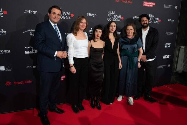 v.l. Nathanael LIMINSKI, Leiter der Staatskanzlei NRW, Produzentin Eva BLONDIAU, Schauspielerin Mariam KHUNLADZE Schauspielerin Taki MUMLADZE, Petra MUELLER, Müller, Leiterin der Filmstiftung NRW, Produzent Elmar IMANOV, Roter Teppich, Red Carpet Show, Ankunft, arrival, Film Festival Cologne awards in Koeln, 27.10.2022.