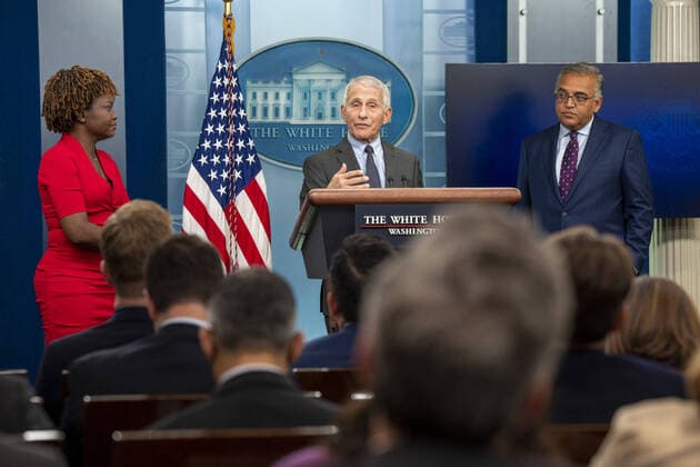 News Themen der Woche KW47 News Bilder des Tages Dr. Antony Fauci, Chief Medical Advisor to the President of United States, and Dr. Ashish Jha, MD, MPH, coordinator, White House COVID-19 Response, speak at the daily briefing at the White House in Washington, DC on Tuesday, November 22, 2022. WAP20221122512 KenxCedeno