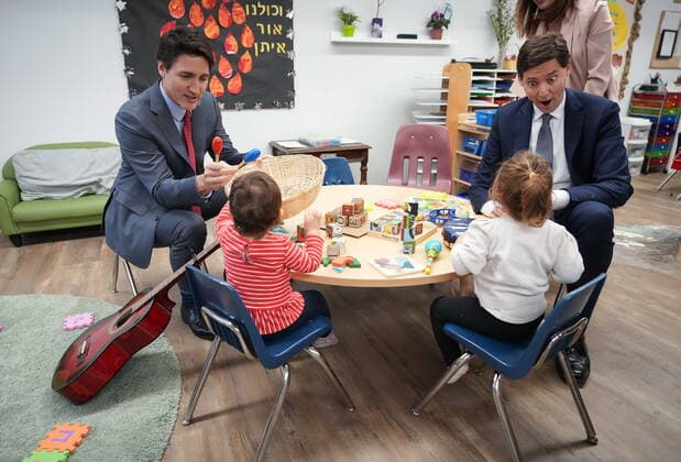 News Bilder des Tages December 2, 2022, RICHMOND, BC, CANADA: Prime Minister Justin Trudeau, left, and B.C. Premier David Eby play with children before an announcement at the Richmond Jewish Day School, in Richmond, B.C., on Friday, December 2, 2022. RICHMOND CANADA - ZUMAc35_ 20221202_zaf_c35_139 Copyright: xDarrylxDyckx
