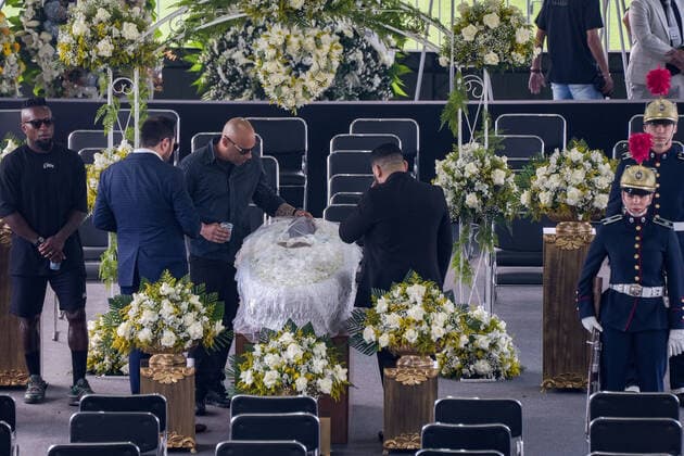 Brasilien, Totenwache für Fußballlegende Pele im Stadion des FC Santos in Sao Paulo January 2, 2023: Former soccer player Edinho, during the wake of Pele, his father, at the Santos Futebol Clube stadium, in the city of Santos, Brazil, on January 2, 2023. Pelo died on December 29, 2022 at the age of 82 after spending 30 days hospitalized in Sao Paulo for treatment of colon cancer discovered in 2021. The cause of death was multiple organ failure. - ZUMAl146 20230102_zaf_l146_016 Copyright: xPauloxLopesx
