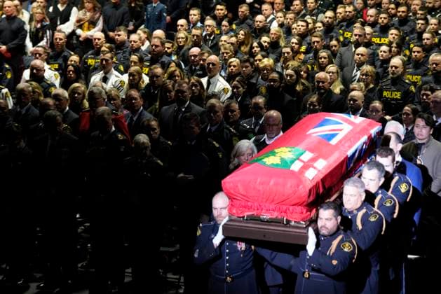 Kanada, Trauerfeier für erschossenen Polizisten Grzegorz Greg Pierzchala in Barrie, Ontario January 4, 2023, Barrie, ON, CANADA: Members of the audience look on as pallbearers carry the casket of OPP Const. Grzegorz (Greg) Pierzchala during his funeral service in Barrie, Ont., Wednesday, Jan.4, 2023. Barrie CANADA - ZUMAc35_ 20230104_zaf_c35_014 Copyright: xFrankxGunnx