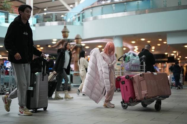 News Bilder des Tages January 4, 2023, RICHMOND, BC, CANADA: A passenger who arrived on a Cathay Pacific flight from Hong Kong puts on her coat as she leaves Vancouver International Airport, in Richmond, B.C., on Wednesday, January 4, 2023. Starting Thursday, Canada will require air travellers from China, Hong Kong and Macau to have a recent negative COVID-19 test result. RICHMOND CANADA - ZUMAc35_ 20230104_zaf_c35_065 Copyright: xDarrylxDyckx