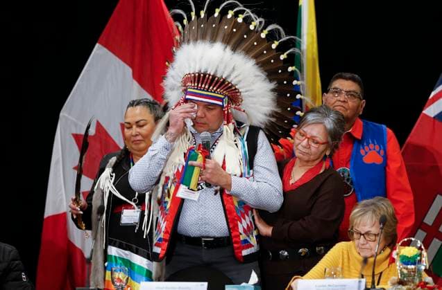 Kanada, Bundestaat Manitoba und Vertreter der Ethnie Peguis unterzeichnen Abkommen in Winnipeg January 31, 2023, WINNIPEG, MANITOBA, CANADA: Chief Gordon Bluesky, Treaty One First Nations, speaks at an event where Peguis First Nation and Child and Family Services (CFS) along with the federal and Manitoba governments announce and sign the Peguis First Nation Honouring our Children, Families and Nation Act Coordination Agreement in Winnipeg, Tuesday, January 31, 2023. The governments of Canada and Manitoba joined Peguis Chief Glenn Hudson and Peguis CFS for this historic event. WINNIPEG CANADA - ZUMAc35_ 20230131_zaf_c35_101 Copyright: xJohnxWoodsx