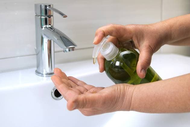 Haende waschen mit Fluessigseife washing hands with handwash BLWS680199