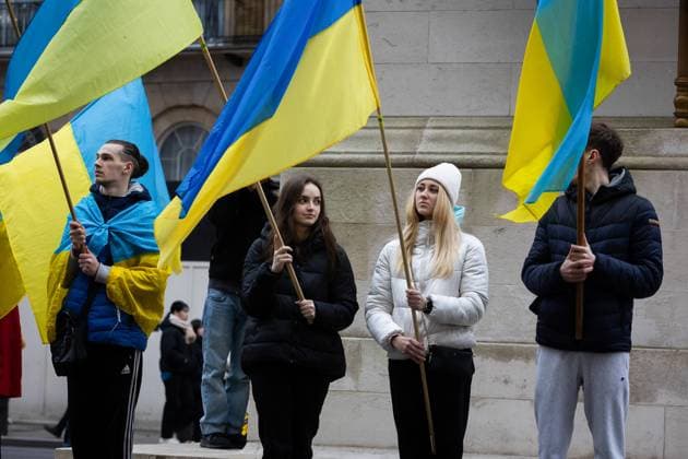 February 24, 2023, London, United Kingdom: People hold Ukrainian flags as they observe a minute s silence in Whitehall opposite Downing Street in London. The world is marking the one-year anniversary of the full-scale Russian invasion of Ukraine today. London United Kingdom - ZUMAs197 20230224_zaa_s197_479 Copyright: xTejasxSandhux